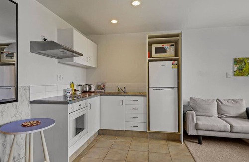 Grafton Apartment | Spacious CBD Gem with Seaviews and Free Parking