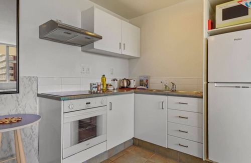 Grafton Apartment | Spacious CBD Gem with Seaviews and Free Parking