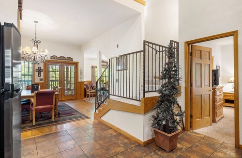 Branson Theater District Cabin | Spacious Cedar Cabin Near Branson Attractions – Sleeps 10