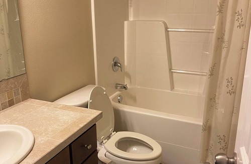 North Rose Hill Apartment | Spacious Cedar Suite Private Entry & Bath Wifi Kirkland