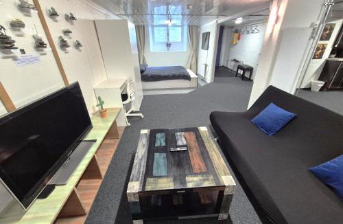 Schwanden Apartment | Spacious cellar studio surrounded by mountains and lake