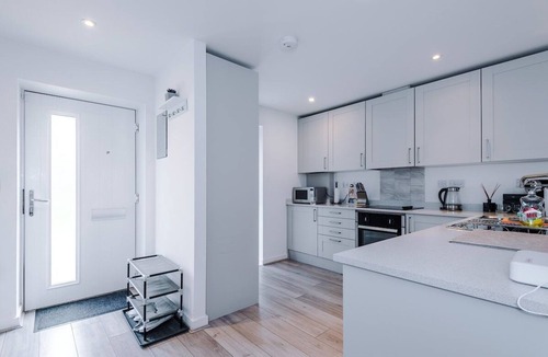 Salford House | Spacious Central Home in MCR w/Parking, PS5 &WiFi