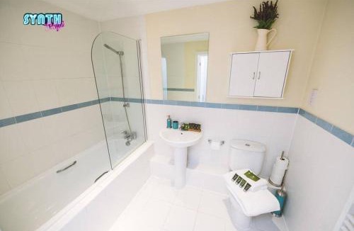 Leatherhead Apartment | Spacious Central Leatherhead Apt Long Term Stay