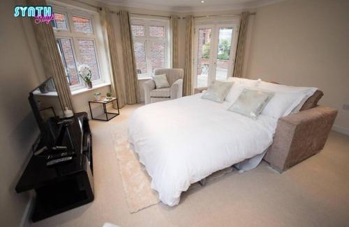 Leatherhead Apartment | Spacious Central Leatherhead Apt Long Term Stay