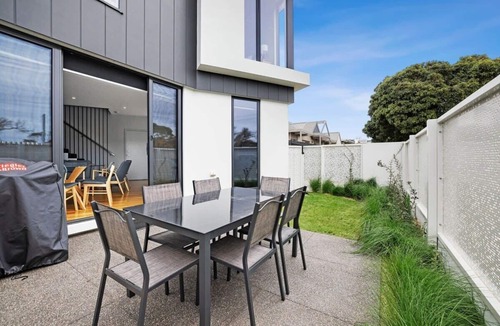 Torquay House | Spacious, Central to All Shops and beach