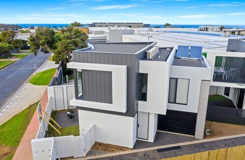 Torquay House | Spacious, Central to All Shops and beach