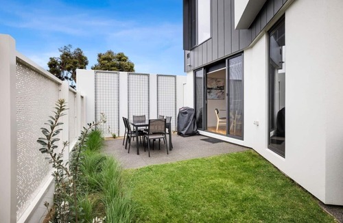 Torquay House | Spacious, Central to All Shops and beach