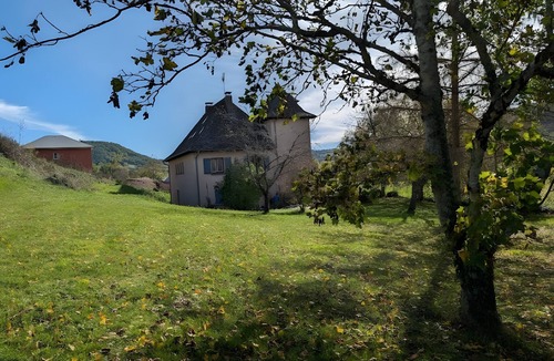Clairvaux-d'Aveyron House | Spacious Charming House for 12 – Vineyard Views & Tranquility for Families/Friends/Sports Groups