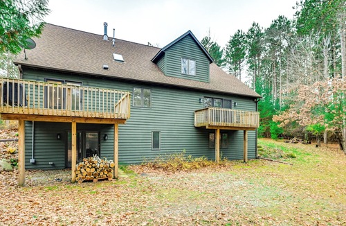 Waupaca House | Spacious Chain O' Lakes Retreat w/Deck & Fire Pit