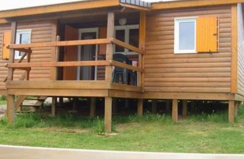 Naucelle Ski Chalet | Spacious chalet for 8 people - Pond view - Terrace