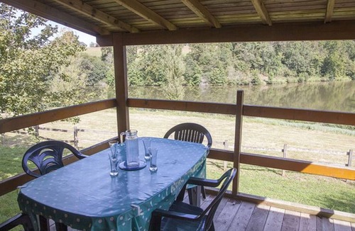 Naucelle Ski Chalet | Spacious chalet for 8 people - Pond view - Terrace