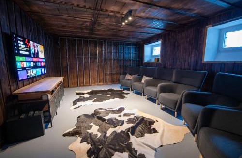 Bullet Ski Chalet | Spacious Chalet in Bullet with Mountain View