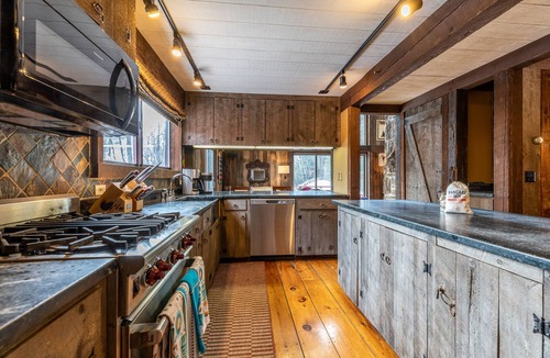Stratton Mountain Ski Chalet | Spacious Chalet W/Endless Entertainment THE BARN
