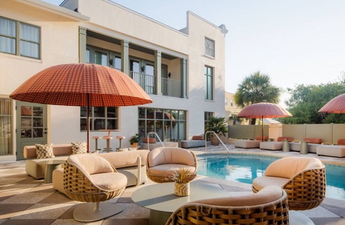 Harleston Village Apartment | Spacious Charleston Studio | King Bed + Lounge