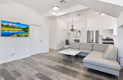 NoHo Arts District Apartment | Spacious charming 4-bedroom 2 bath fancy loft near Universal studio/Hollywood-8