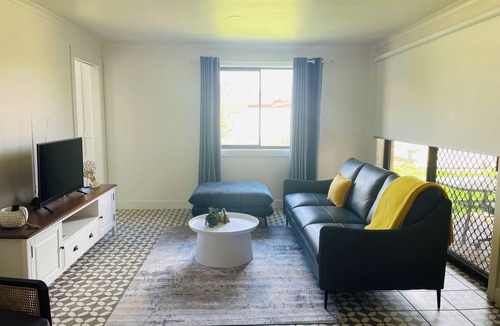 Shepparton South House | Spacious & Charming 3BR house