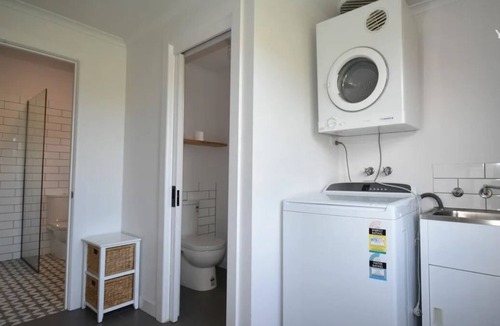 Shepparton South House | Spacious & Charming 3BR house