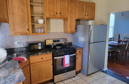 Woodlawn Apartment | Spacious Charming 4BD/2BTH in Woodlawn Near the University of Chicago!