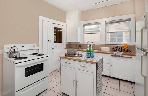 Eastlake Apartment | Spacious Charming Craftsman Seattle Apartment