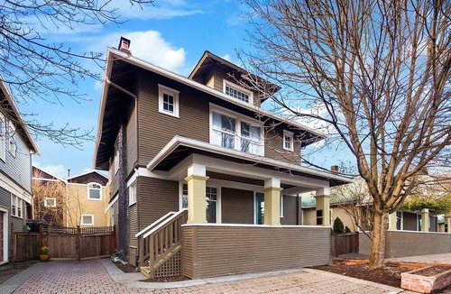 Eastlake Apartment | Spacious Charming Craftsman Seattle Apartment