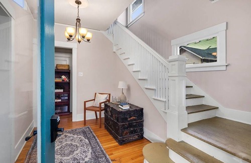 Eastlake Apartment | Spacious Charming Craftsman Seattle Apartment