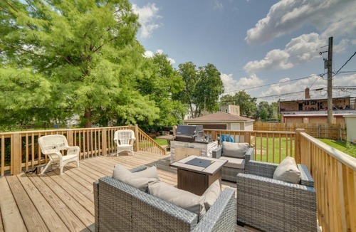 South Austin House | Spacious Chicago Condo w/Deck < 9 Mi to Downtown!