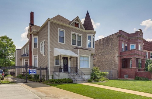 South Austin House | Spacious Chicago Condo w/Deck < 9 Mi to Downtown!