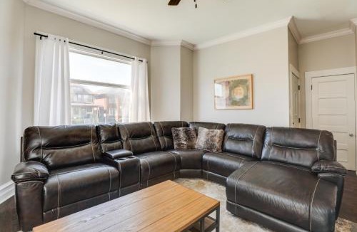 South Austin House | Spacious Chicago Condo w/Deck < 9 Mi to Downtown!