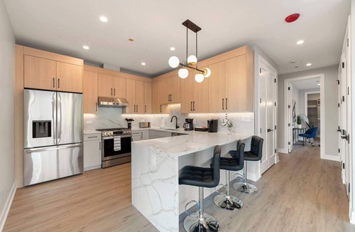 Tri-Taylor Apartment | Spacious Chicago Getaway with Balcony and Parking