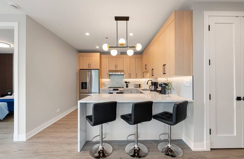 Tri-Taylor Apartment | Spacious Chicago Getaway with Balcony and Parking