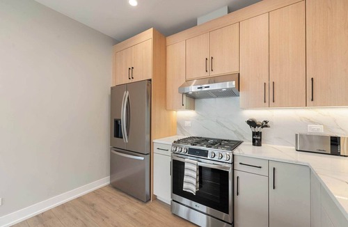 Tri-Taylor Apartment | Spacious Chicago Getaway with Balcony and Parking