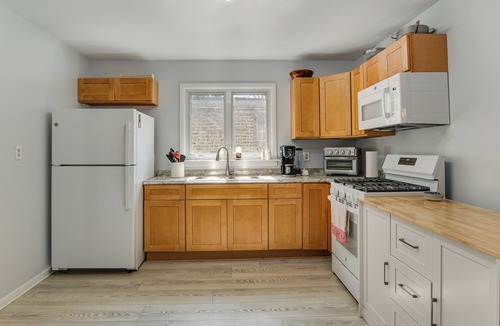 Ravenswood Condo | Spacious Chicago Group Home! Walk to Train & Eats