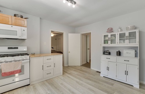 Ravenswood Condo | Spacious Chicago Group Home! Walk to Train & Eats