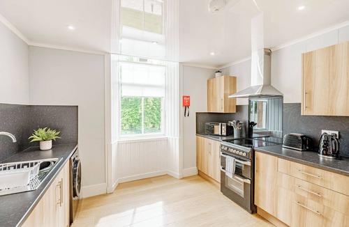 Dunfermline Apartment | Spacious City Apartment - Dunfermline