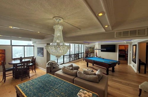 Downtown London Condo | Spacious City View - Perfect for Families or Groups (Sleeps 10-12)