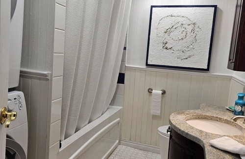 Downtown London Condo | Spacious City View - Perfect for Families or Groups (Sleeps 10-12)