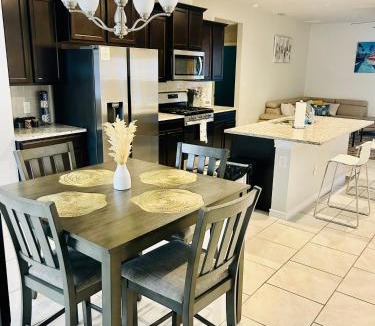 South Side House | Spacious Coastal Retreat for 6 Guests with Free WiFi