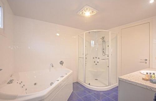 Cowes House | Spacious Coastal Retreat 5 Bdr