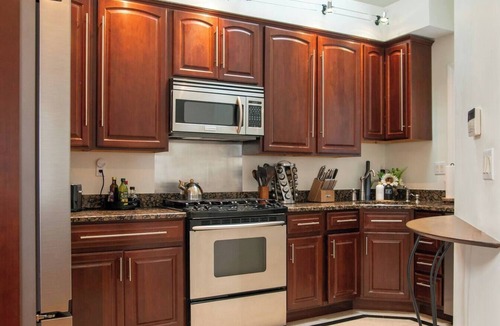 Swampscott Apartment | Spacious Coastal Townhome | Deck & Parking