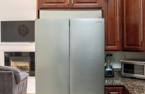 Swampscott Apartment | Spacious Coastal Townhome | Deck & Parking