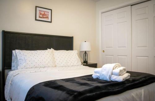 Swampscott Apartment | Spacious Coastal Townhome Deck and Parking
