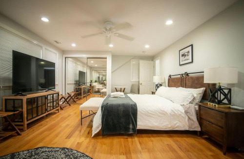 Swampscott Apartment | Spacious Coastal Townhome Deck and Parking