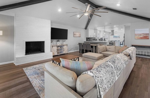 South Side House | 🏝️ Spacious Coastal Getaway | Sleeps 16 | SouthSide This 4BR, 2BA home is perfect for large families & groups, just a quick drive to Whitecap Beach, dining & shopping. Enjoy TWO massive living rooms, a fully stocked kitchen, & spacious dinin