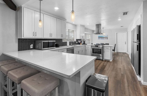 South Side House | 🏝️ Spacious Coastal Getaway | Sleeps 16 | SouthSide This 4BR, 2BA home is perfect for large families & groups, just a quick drive to Whitecap Beach, dining & shopping. Enjoy TWO massive living rooms, a fully stocked kitchen, & spacious dinin