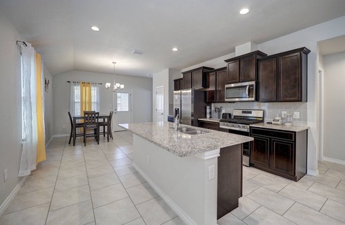 South Side House | Spacious Coastal Retreat · Sleeps 6 · Free WiFi