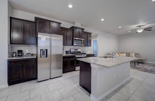 South Side House | Spacious Coastal Retreat · Sleeps 6 · Free WiFi
