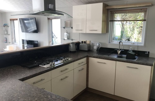 Milford on Sea Cabin | Spacious, comfortable lodge for a truly restful getaway