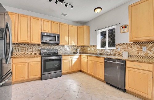 Dupont House | Spacious Comfort Near DIA