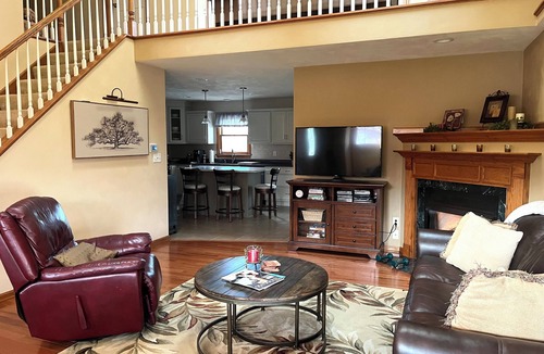 Delmont House | Spacious Comfortable Home to Work, Play or Relax