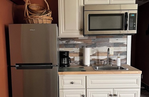 Delmont House | Spacious Comfortable Home to Work, Play or Relax